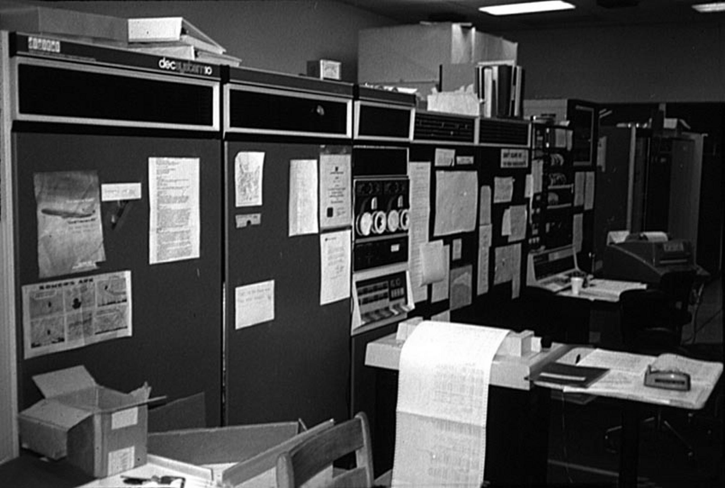 En PDP-10-processor av typen KL-10 i datorhallen vid Stanford Artificial Intelligence Laboratory, 1979.